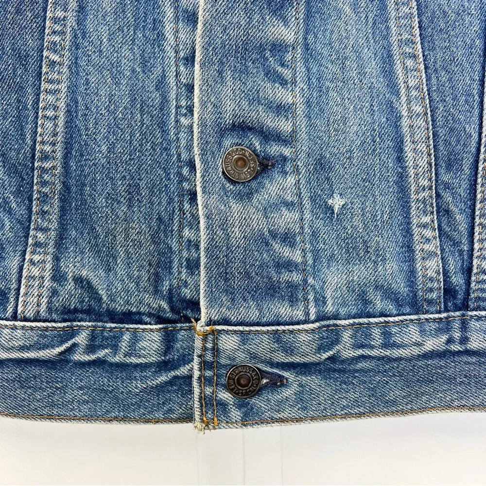 Levi's Vintage Jean Jacket Women’s Medium Distressed Denim Relaxed Trucker Fit - Picture 4 of 9